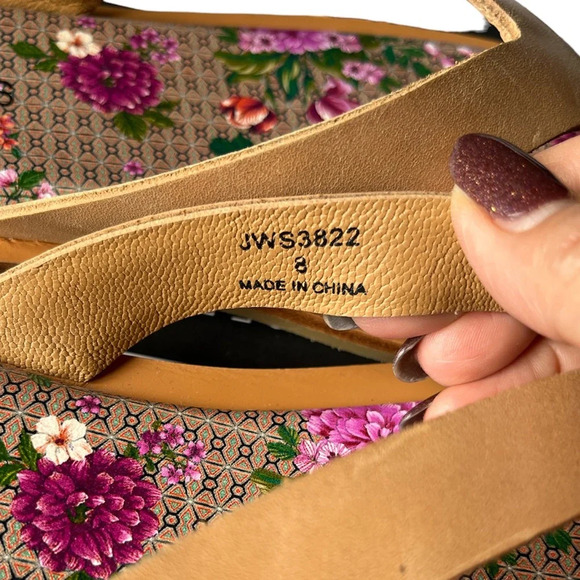 Johnny Was Jenna Flip Flop In Multi Flower size 8 - Picture 4 of 6